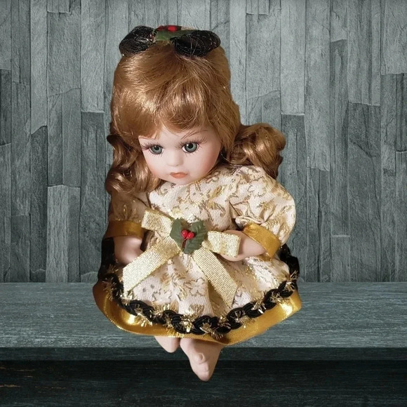 Collectible Memories collectible porcelain doll - Picture 4 of 7